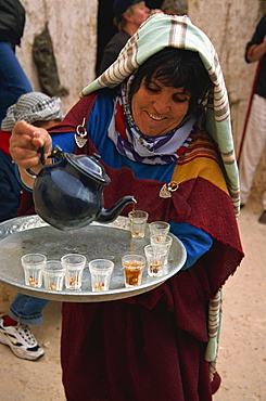 Berber woman pouring tea at troglodyte house, Matmata, Tunisia, North Africa, Africa