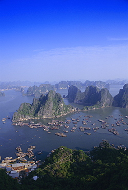 Ha Long (Ha-Long) Bay, UNESCO World Heritage Site, Hong Gai, Vietnam, Indochina, Southeast Asia, Asia