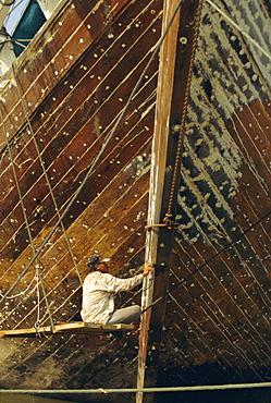 Boatbuilder, Sunda Kelapa (Old Port), Jakarta (Djakarta), Java, Indonesia