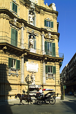 Italy, Sicily, Palermo, Quattro Canti with horse-drawn carriage