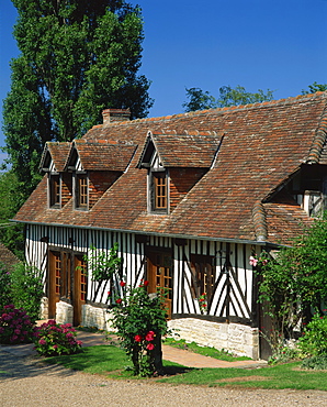 Typical timbered cottage in summer near St. Pierre sur Dives in the Calvados region of Basse Normandie, France, Europe