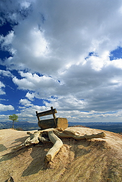 Wooden seat on the rim of the Amphitheatre, in the Bryce Canyon National Park, Utah, United States of America, North America