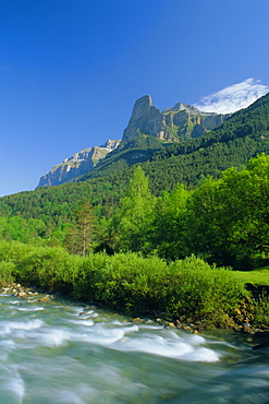 Towering cliffs above the River Arazas, Ordesa National Park (Parque Nacional de Ordesa), Huesca, Aragonese Pyrenees, Aragon, Spain, Europe