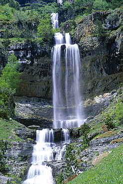 Waterfall in the Ordesa valley, Ordesa National Park, Huesca, Pyrenees, Aragon, Spain, Europe