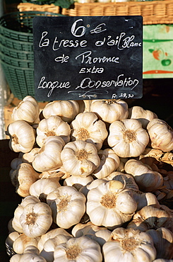 Garlic for sale on the market in Cours Saleya, Nice, Alpes Maritimes, Cote d'Azur, Provence, France, Europe