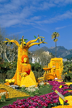 Fruit display in Bioves Gardens, Lemon Festival, Menton, Alpes-Maritimes, Cote d'Azur, Provence, France, Europe