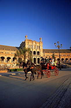 Horse drawn carriage at sunset, Palacio Espanol, Plaza del Espana, Parque Maria Luisa, Seville, Andalusia (Andalucia), Spain, Europe