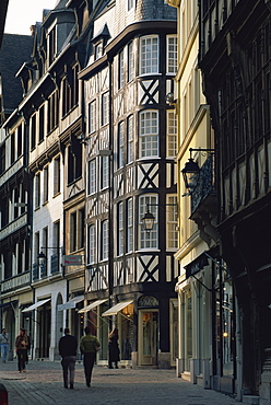 Window shopping in the Rue St. Romain, Rouen, Seine-Maritime, Haute Normandie (Normandy), France, Europe