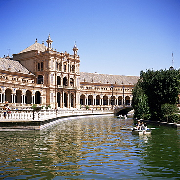 Plaza de Espana, built for the 1929 World Fair, Maria Luisa Park, Seville, Andalucia, Spain, Europe