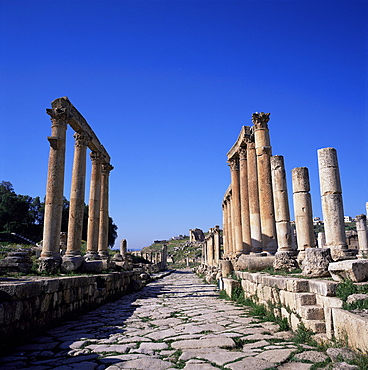 Cardo (main street) of the Roman Decapolis city, dating from 39 to 76 AD, looking south to the Temple of Zeus, Jerash, Jordan, Middle East