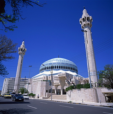 The King Abdullah Mosque, built in 1990, the main mosque of Jordan named after King Hussein's grandfather, Amman, Jordan, Middle East