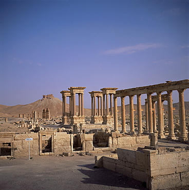 Graeco-Roman Tetrapylon and Qalaat Ibn Maan, 17th century Arab castle on hill behind, Palmyra, UNESCO World Heritage Site, Syria, Middle East