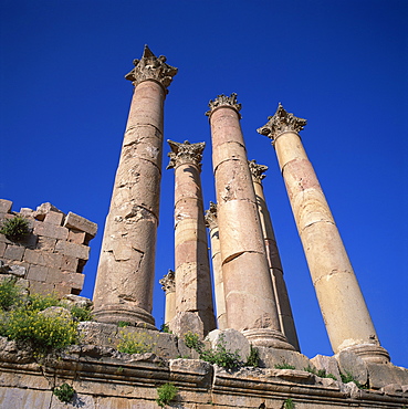 Detail of the peristyle of 13m high columns from the Roman Temple of Artemis, dating from the 1st century AD, Jerash, one of the ancient Roman cities of the Decapolis, Jordan, Middle East