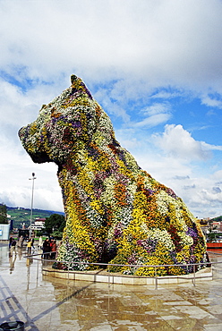 Jeff Koons "Puppy", 1992, stainless steel, soil and flowering plants, Guggenheim Museum, Bilbao, Euskadi (Pais Vasco), Spain, Europe