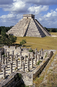 One thousand Mayan columns and the great pyramid El Castillo, Chichen Itza, UNESCO World Heritage Site, Yucatan, Mexico, Central America