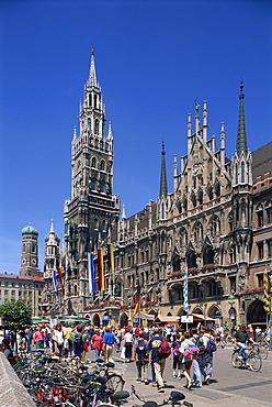 Tourists on the Marienplatz in front of the New Town Hall in the city of Munich, Bavaria, Germany, Europe