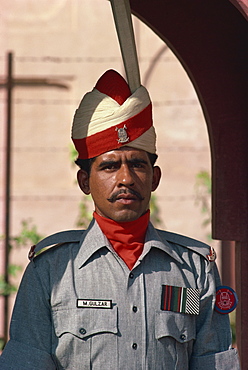 Guard of honor, Pakistan Rangers regiment, guards the tomb of National Poet Sir Muhammed Iqbal outside Badshahi Mosque, Lahore, Punjab, Pakistan, Asia