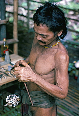 Penan Man making blowpipe darts, Mulu expedition, Indonesia, Asia