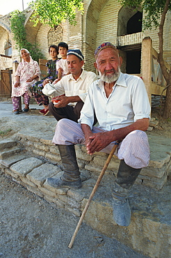 Old Uzbek caretaker and family, Chor Bakr, near Bukhara, Uzbekistan, Central Asia, Asia