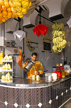 Pouring sugar cane juice, juice bar, Pyramids Road, Cairo, Egypt, North Africa, Africa