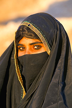 Veiled Bedu girl, near Taba, Sinai, Egypt, North Africa, Africa