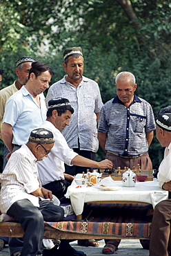 Elderly men playing chess, Lyab-i-Khauz, Bukhara, Uzbekistan, Central Asia, Asia