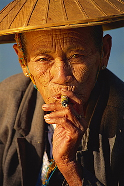 Old woman with cheroot, Ywama, Shan State, Inle Lake, Myanmar (Burma), Asia