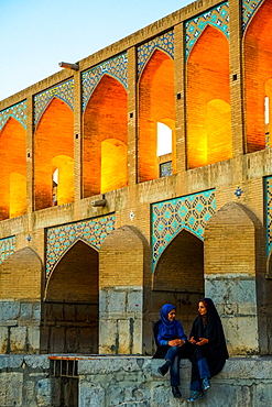 Khajo Bridge built by Shah Abbas in around 1650, now a favourite place for young people to meet, Isfahan, Iran, Middle East