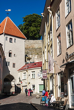 Visitors wander in streets off Town Hall Square on way to Toomea Hill, Old Town, UNESCO World Heritage Site, Tallinn, Estonia, Europe