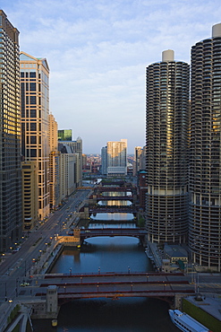 Skyscrapers along the Chicago River and West Wacker Drive, Marina City right, Chicago, Illinois, United States of America, North America