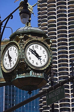 Old clock on the corner of 33 East Wacker Drive, formerly known as the Jewelery Building, Marina City in the background, Chicago, Illinois, United States of America, North America