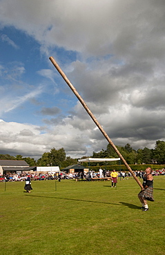 Tossing the caber, Abernethy Highland Games, Scotland, United Kingdom, Europe