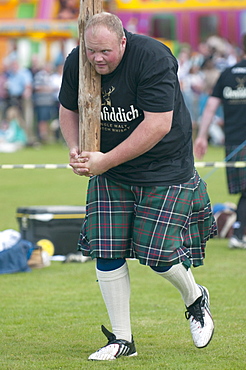 Tossing the caber, Abernethy Highland Games, Scotland, United Kingdom, Europe