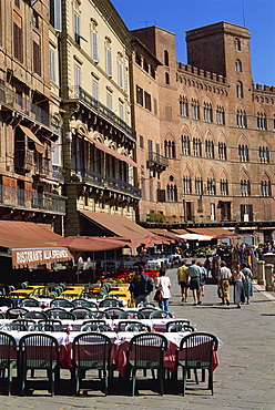 Street scene of cafes on the Piazza del Campo in Siena, UNESCO World Heritage Site, Tuscany, Italy, Europe