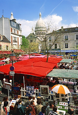 Market stalls and outdoor cafes in the Place du Tertre, with the Sacre Coeur behind, Montmartre, Paris, France, Europe