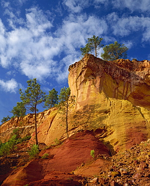 Ochre quarries at Roussillon, Provence, France, Europe