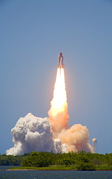 Launch of Space Shuttle Discovery from launchpad 39a on 4th July 2006, seen from the NASA Causeway, Cape Canaveral, Florida, United States of America, North America