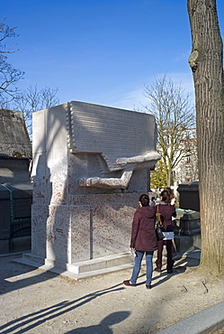 Visitors photograph the tomb of Oscar Wilde, Pere Lachaise cemetery, Paris, France, Europe