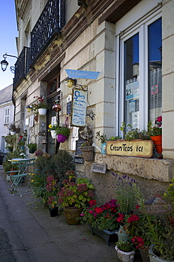 Cafe, Fontevraud L'Abbaye village, Maine-et-Loire, Touraine, France, Europe