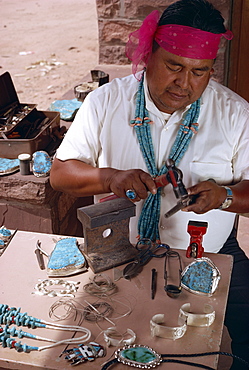 Indian craftsman making turquoise Zuni jewellery, New Mexico, United States of America, North America