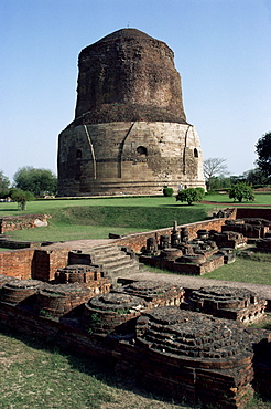 Dhamekh Buddhist stupa at Sarnath, near Varanasi (Benares), Uttar Pradesh, India, Asia