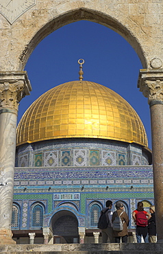 Tourists at the Dome of the Rock, Old City, UNESCO World Heritage Site, Jerusalem, Israel, Middle East