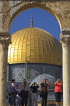 Tourists taking photographs, at the Dome of the Rock, Old City, UNESCO World Heritage Site, Jerusalem, Israel, Middle East