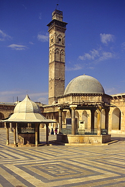 Courtyard with fountains and minaret beyond, Jami'a Zaqarieh Grand Mosque, Aleppo, Syria, Middle East