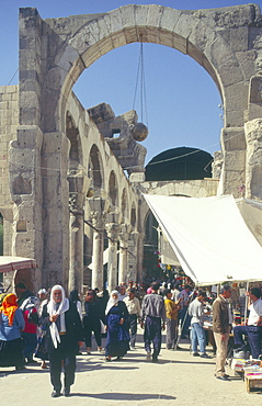 Western gate, Souq Hamadyeh (market) and remains of temple of Jupiter, Old City, Damascus, Syria, Middle East