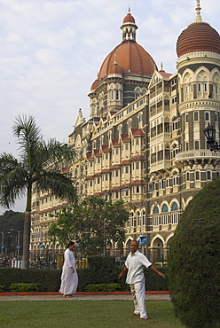 Guest doing morning exercises in public garden by the Taj Mahal Intercontinental hotel, Colaba, Mumbai (Bombay), Maharashtra state, India, Asia. 