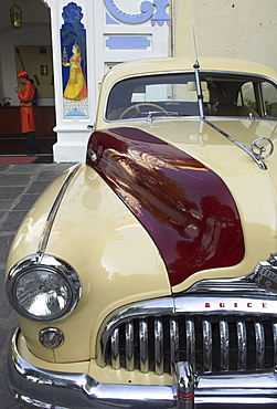 Old Buick car in front of entrance to the City Palace Hotel, Old City, Udaipur, Rajasthan state, India, Asia