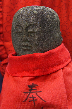 Small stone figure wearing traditional red dress, Nanzen Ji shrine, Kyoto, Kansai, Honshu, Japan, Asia