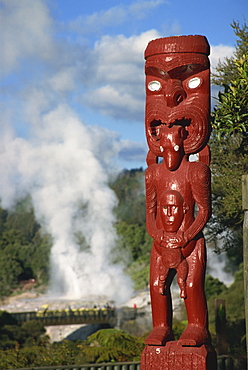 Traditional Maori carving and Pohutu geyser, Whakarewarewa, Rotorua, North Island, New Zealand, Pacific