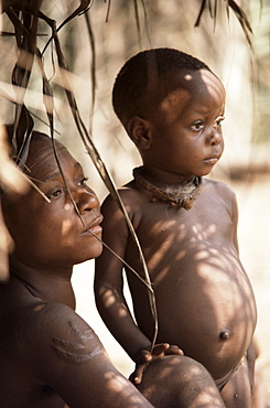 Pygmy woman and child in entrance to hut, near Lobaye River, Central African Republic, Africa